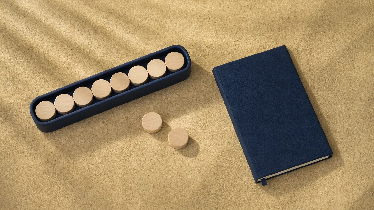 Huit jetons en bois sont alignés dans un support bleu, tandis que deux autres sont posés à côté d’un carnet bleu fermé.